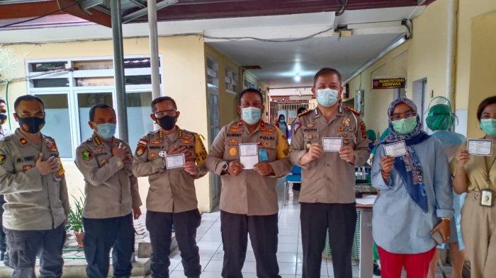 Wakapolda NTT Brigjen Pol. Drs. A.Kliment Dwikorjanto, M.Si., saat menjalani vaksinasi Covid-19 sinovac tahap II di RS Bhayangkara Titus Uly Kupang, Rabu (17/2).