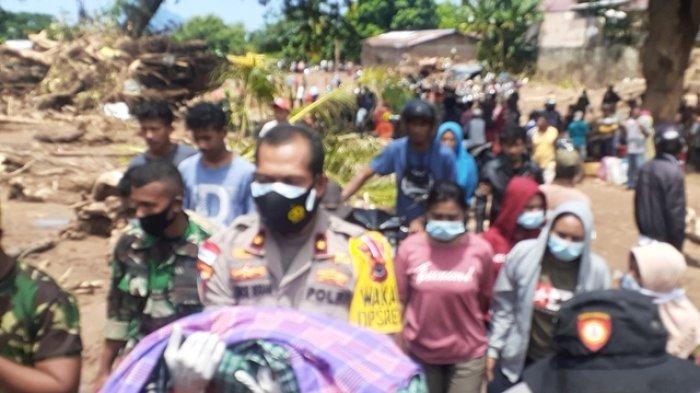 Wakapolres Flotim, Kompol Yance Seran sedang menggendong bayi perempuan guna diantar kepada keluarga.
3 Lampiran