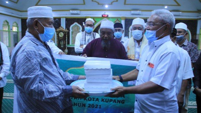 BINGKISAN MAKANAN-- Wakil Wali Kota Kupang, Herman Man menyerahkan bingkisan makanan berbuka, Jumat 23 April 2021