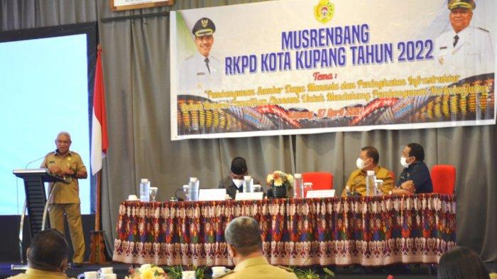 PEMBUKAAN MUSRENBANG -- Wakil Wali Kota Kupang, Hermanus Man, membuka kegiatan Musyawarah Perencanaan Pembangunan dalam rangka penyusunan Rencana Kerja Pemerintah daerah Kota Kupang tahun 2022 di Hotel Neo by Aston, Selasa (27/4).
