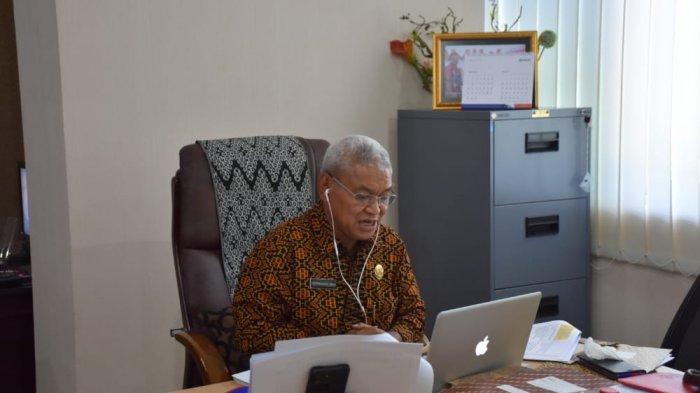 WORKSHOP -- Wakil Wali Kota Kupang, Hermanus Man saat menjadi pembicara dalam acara Workshop berbagi pembelajaran program partners for resilience-strategic partnership (PfR-SP) 2016-2020 yang digelar oleh Care Indonesia dan CIS Timor, Kamis (22/10)