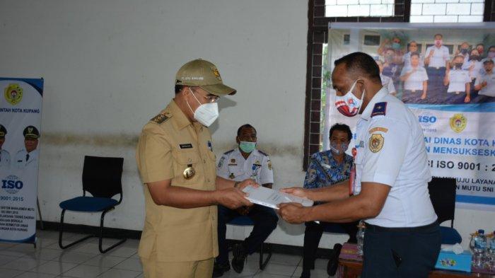 TERIMA DOKUMEN -- Wali Kota Kupang, Jefri Riwu Kore, terima dokumen pedoman mutu dari sejumlah organisasi perangkat daerah (OPD).