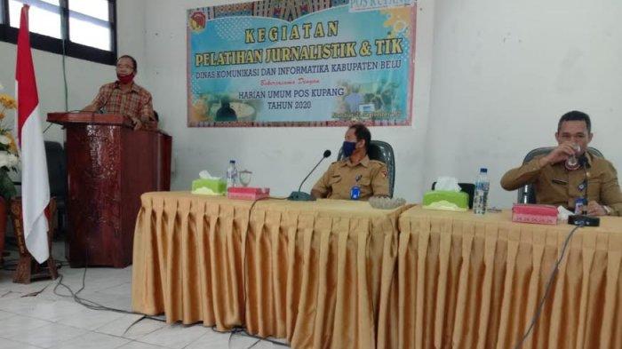 Wartawan Pos Kupang, Benny Dasman sedang memberikan sambutan pada pembukaan Pelatihan Jurnalistik dan TIK tingkat Pemkab Belu bekerja sama dengan Harian Pos Kupang, di Aula Lantai I Kantor Bupati Belu, Senin (21/9/2020).