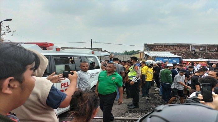 Evakuasi siswi SMP tersambar kereta api di Stasiun Labuhan Ratu, Bandar Lampung pada Selasa (19/7/2022).
