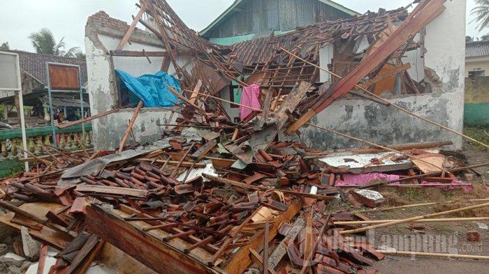 Kondisi gedung perpustakaan SD di Pesisir Barat yang roboh akibat terjangan angin kencang. Terjadi bencana angin kencang atau puting beliung di Pekon Way Sindi Hanuan, Karya Penggawa, Pesisir Barat Minggu (7/3/2021) sekira pukul 19.15 WIB.