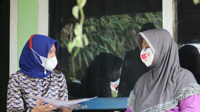 Calon Wali Kota Metro, Anna Morinda saat bertemu warga secara door to door dalam kampanye di Pilkada Metro 2020.