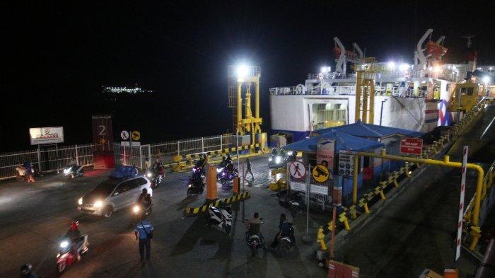 Pemudik dari Pulau Jawa mengantre saat turun dari kapal di Pelabuhan Bakauheni, Lampung Selatan, Rabu (5/5/2021) dini hari.