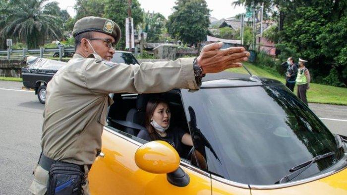 Artis Ayu Ting Ting terkena pemeriksaan sistem ganjil genap akhir pekan di pintu exit tol Jagorawi, Baranangsiang, Kota Bogor, Jawa Barat, Sabtu (6/2/2021).