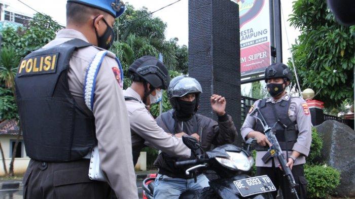Sejumlah personel bersenjata lengkap ditugaskan untuk memeriksa tamu yang datang ke Mapolresta Bandar Lampung, Rabu (31/3/2021).
