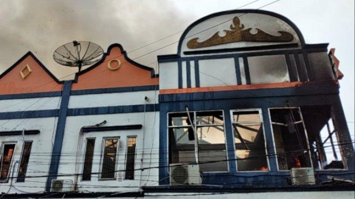 Upaya pemadaman kebakaran di KCP Bank Lampung Kota Agung, Tanggamus, Sabtu (28/11/2020).