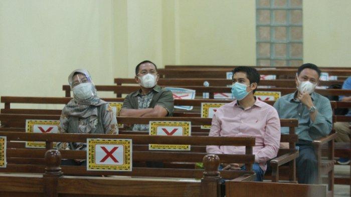 Wakil Gubenur Lampung Chusnunia Chalim didampingi oleh sang suami hadir dalam sidang perkara perkara suap gratifikasi terdakwa Mustafa eks Bupati Lampung Tengah di Pengadilan Negeri Tanjungkarang, Kamis (4/3/2021). BREAKING NEWS 8 Saksi Hadir di Sidang Lanjutan Mustafa, Ada Wagub Lampung Nunik