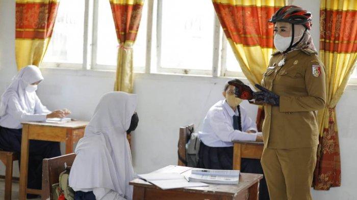 Bupati Tulangbawang Winarti meninjau pelaksanaan pembelajaran tatap muka (PTM) di SMPN 2 Banjar Agung, Senin (6/9/2021).