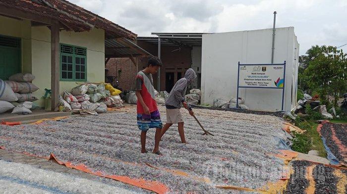 Dua warga di Kota Metro saat sedang mengeringkan sampah plastik seusai dicacah, Senin (8/3/2021). Zaenal Abidin, warga Kelurahan Tejo Agung, Kecamatan Metro Timur, Kota Metro itu, sulap sampah plastik sebagai mata pencarian utama. Dalam satu bulan Zaenal Abidin bisa mengumpulkan pundi-pundi uang hingga puluhan juta rupiah.