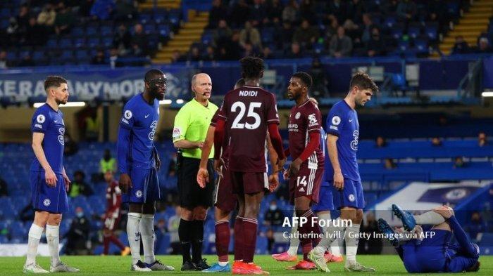 Wasit Pertandingan, Mike Dean berinteraksi dengan Antonio Ruediger dari Chelsea dan Wilfred Ndidi dari Leicester City selama pertandingan Liga Premier antara Chelsea dan Leicester City di Stamford Bridge pada 18 Mei 2021 di London, Inggris