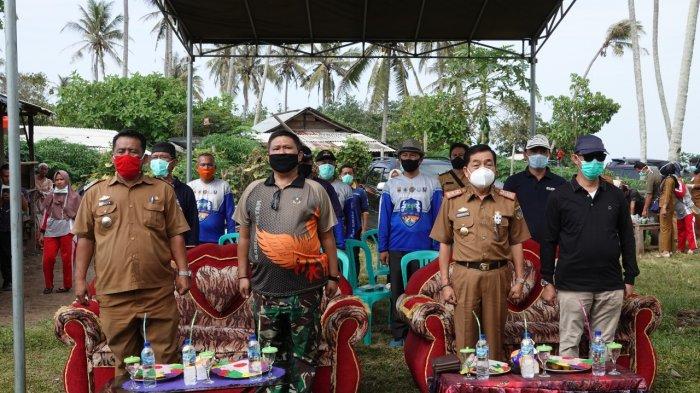 - Pjs Bupati Pesisir Barat, Achmad Chrisna Putra, mencanangkan aksi bersih-bersih pantai di Pantai Pekon Siging, Kecamatan Ngaras, Kabupaten Pesisir Barat, Selasa (20/10/2020).