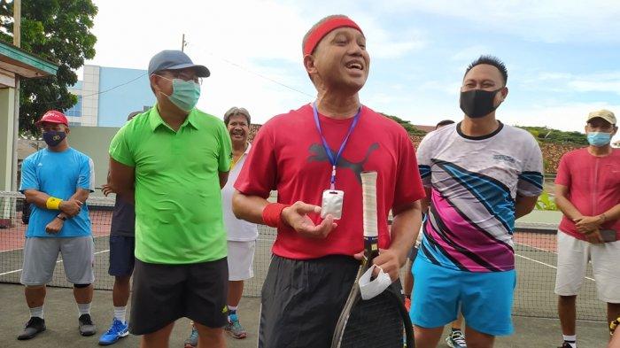 Danrem 043/Garuda Hitam Brigadir Jenderal TNI Toto Jumariono berlatih tenis bersama Pengprov Pelti Lampung di lapangan Korem 043, Bandar Lampung, Minggu (10/1/2021) pagi.