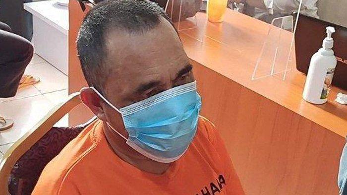 Djamaludin (52), ayah yang cabuli putri kandungnya sendiri, saat diperiksa di Ruang Unit Pelayanan Perempuan dan Anak (PPA) Satreskrim Polres Metro Jakarta Utara, Rabu (10/3/2021). Seorang penyidik di Polres Metro Jakarta Utara dibuat merinding hingga tahan emosi saat mendengar pengakuan bapak cabul di Koja, Jakut.