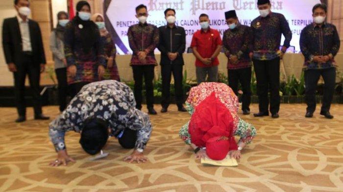 Eva Dwiana-Deddy Amarullah Sujud Syukur Ditetapkan sebagai Paslonkada Terpilih Bandar Lampung
