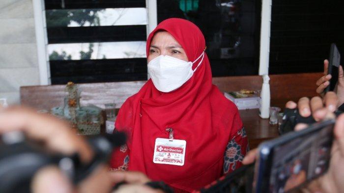 Calon wali kota Bandar Lampung Eva Dwiana memberikan keterangan kepada awak media terkait putusan sidang penanganan pelanggaran administrasi TSM Pilkada Bandar Lampung 2020 di kediaman pribadinya, Jalan Cut Nyak Dien, Bandar Lampung, Rabu (6/11/2021).