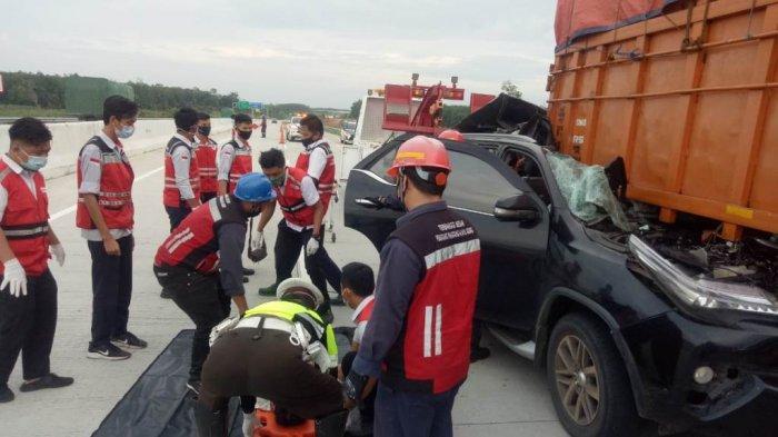 Petugas Polres Tulangbawang Barat mengevakuasi korban kecelakaan di Tol Lampung, tepatnya ruas tol Terbanggi Besar-Pematang Panggang-Kayu Agung (Terpeka) Km 200-600 (B) Kabupaten Tulangbawang Barat, Senin (21/12/2020) pagi. Kecelakaan itu melibatkan Toyota Fortuner B 1433 NJF dan truk Mitsubishi nopol B 9364 UYV.