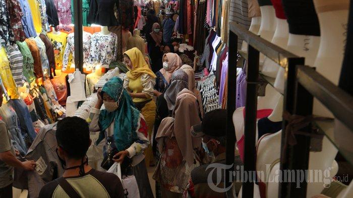Suasana Pasar Bambu Kuning Trade Center yang terletak di Jalan Imam Bonjol, Tanjungkarang Pusat, Bandar Lampung, dipadati pembeli, Minggu (2/5/2021).