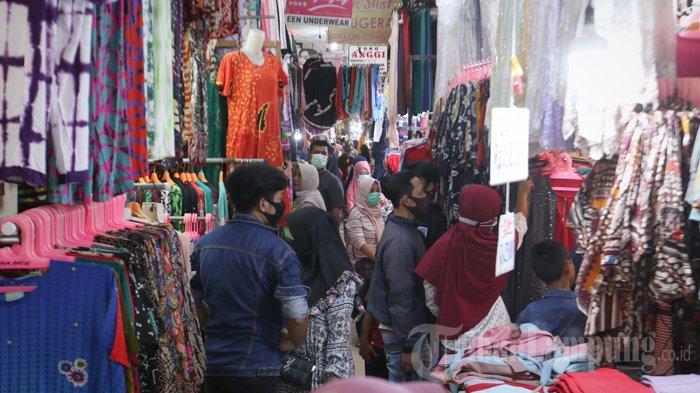 Suasana Pasar Bambu Kuning Trade Center yang terletak di Jalan Imam Bonjol, Tanjungkarang Pusat, Bandar Lampung, dipadati pembeli, Minggu (2/5/2021).