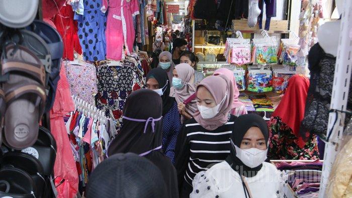 Suasana Pasar Bambu Kuning Trade Center yang terletak di Jalan Imam Bonjol, Tanjungkarang Pusat, Bandar Lampung, dipadati pembeli, Minggu (2/5/2021).