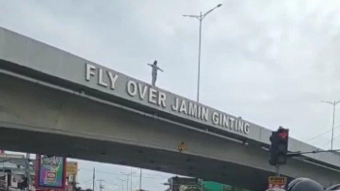 SEORANG gadis berniat bunuh diri dengan cara melompat dari Fly Over Jamin Ginting Keluruhan Beringin, Medan, Minggu