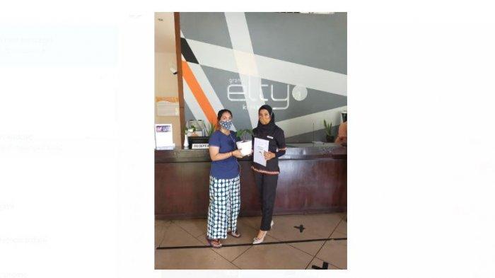 Grand elty memberikan tanaman hias kepada pengunjung