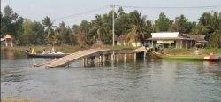 Anak-anak Sekolah Lintasi Jembatan Roboh di Atas Sungai