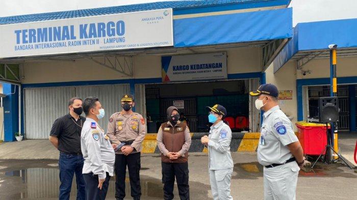 Kepala Jasa Raharja Lampung Margareth V.S. Panjaitan turut menjemput kedatangan dua Jenazah warga Lampung yang menjadi korban Sriwijaya Air SJ182 (SJ182) , Rabu (27/1/2021).