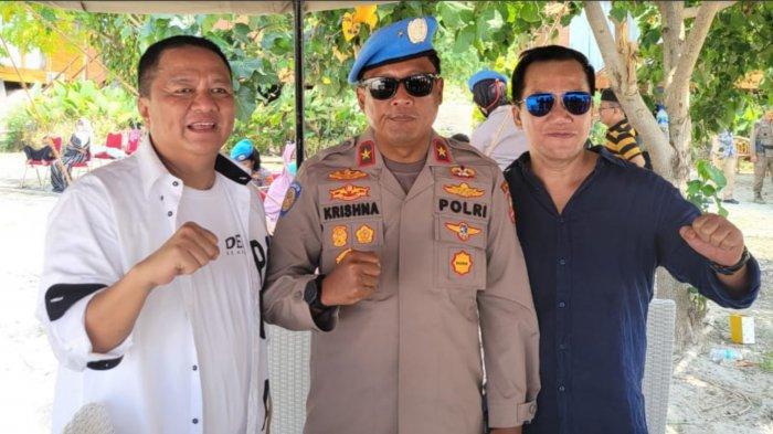 Kepala Biro Misi Internasional Brigjen Pol Krishna Murti (tengah) bersama owner Pulau Tegal Mas Thomas Azis Riska (kiri) dan pengusaha Fitno Fabulous seusai acara pembaretan pasukan Garuda Bhayangkara FPU 3 Minusca di Pulau Tegal Mas, Sabtu (28/8/2021).