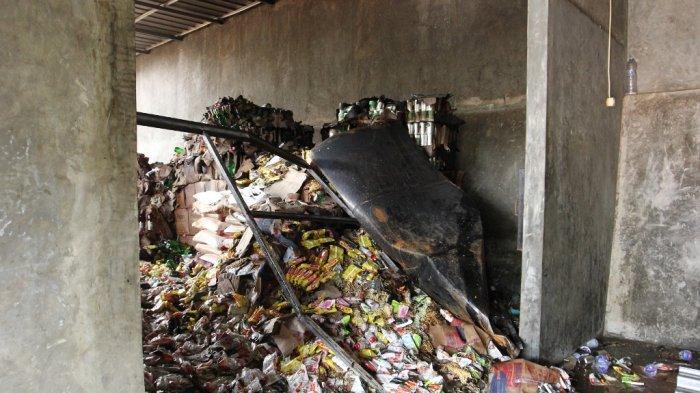 Kebakaran terjadi di sebuah gudang bahan makanan yang berada di Jalan Tupai, Gang Abadi, Kecamatan Kedaton, Bandar Lampung, Minggu (4/4/2021).