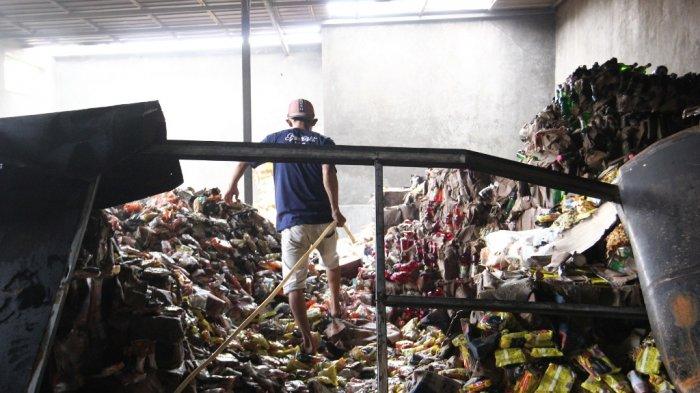 Kebakaran terjadi di sebuah gudang bahan makanan yang berada di Jalan Tupai, Gang Abadi, Kecamatan Kedaton, Bandar Lampung, Minggu (4/4/2021).