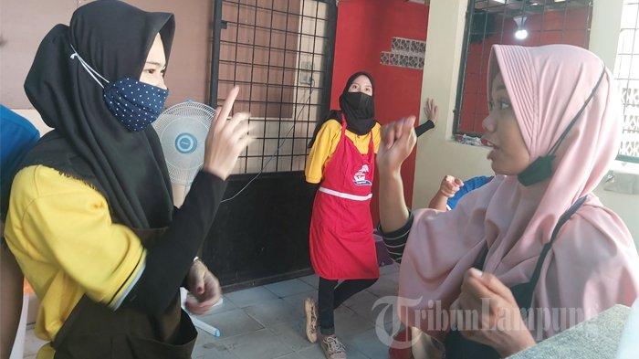 Chef Nafilatul (kiri) saat berbincang dengan Ketua Sadila Eti Mudmainah.