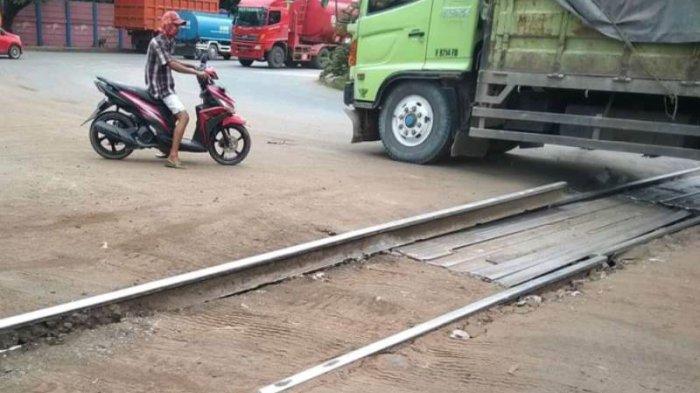 Kondisi rel kereta api yang terangkat
