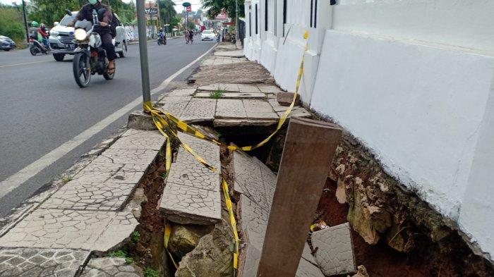 Kondisi trotoar ambles di Jalan Wolter Monginsidi, Telukbetung Utara, Jumat (19/2/2021).