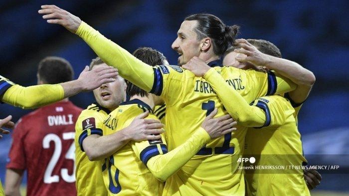 Penyerang Swedia Zlatan Ibrahimovic (tengah) dan rekan satu timnya merayakan gol pertama selama pertandingan sepak bola kualifikasi Piala Dunia Qatar 2022 Swedia v Georgia di Solna, dekat Stockholm pada 25 Maret 2021. Bomber andalan AC Milan, Zlatan Ibrahimovic kembali mencatat sejarah baru saat ia membela Timnas Swedia di ajang Kualifikasi Piala Dunia 2022.