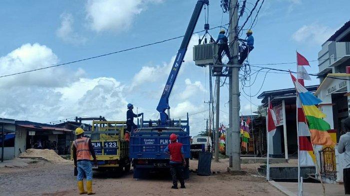 Petugas PLN UID Lampung melakukan pemeriksaan jaringan listrik di Kampung Dipasena, Rawajitu Timur, Tulangbawang, Lampung, pertengahan tahun lalu. Mulai Agustus 2020, warga di Kampung Bumi Dipasena mulai menikmati aliran listrik PLN.