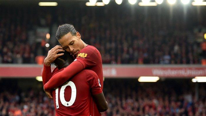 Bek Liverpool Virgil van Dijk (kanan) memeluk Sadio Mane yang mencetak gol pertama ke gawang Leicester City dalam laga Premier League di Anfield, Sabtu (5/10/2019) malam WIB.