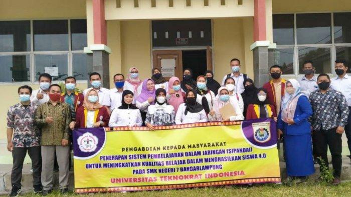 Dosen dan mahasiswa Universitas Teknokrat Indonesia salah satu Universitas Terbaik di Lampung, tak henti-hentinya memberi pelatihan guru di sejumlah sekolah di Provinsi Lampung.