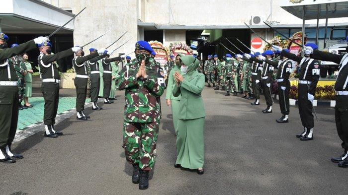 Mayjen TNI Chandra W Sukotjo Lulusan Akmil 88 resmi jabat sebagai Danpuspomad menggantikan Letjen TNI Dodik Wijanarko yang memasuki masa purna tugas.