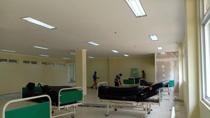 Sejumlah pekerja sedang melakukan pekerjaan akhir mempersiapkan satu ruangan di RSP Unila sebagai tempat isolasi pasien Covid-19 Bandar Lampung, Minggu (15/11/2020). Melongok Persiapan RSP Unila Sebagai Tempat Isolasi Pasien Covid-19 Bandar Lampung. (Tribunlampung.co.id/V Soma Ferrer)