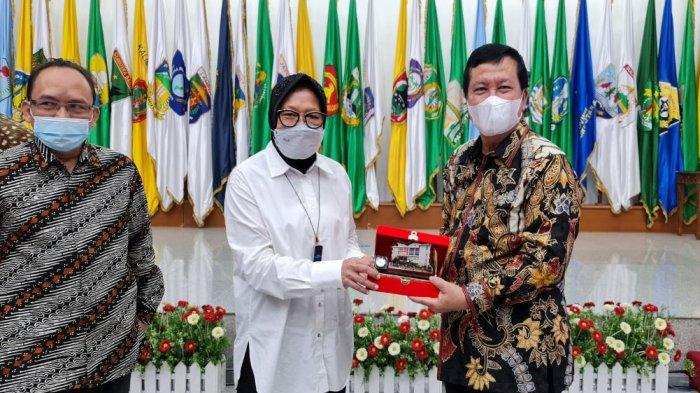 Menteri Sosial (Mensos) Tri Rismaharini mengaparesiasi ide untuk membuat data presisi di seluruh desa. Keberadaan data ini akan memudahkan pemerintah dalam menyusun kebijakan.