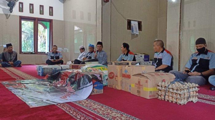 Bertepatan dengan hari buruh, Karimun Club Lampung (KCL) mengadakan bakti sosial di Pondok Pesantren Tahfidz Qur'an Arraudhoh di Jl. Lintas Sumatera Tegineneng Kabupaten Pesawaran, Sabtu (01/05/21). Sebelum berangkat ke lokasi bakti sosial, KCL juga menyempatkan ke dealer Suzuki Persada Lampungraya Hajimena, Natar sebagai titik kumpul keberangkatan yang kemudian di lepas oleh Ketua Forum Otomotif Lampung.
Menurut Ketua KCL yg biasa di panggil Om Aris dalam baksos ka
