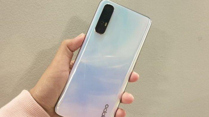 Ilustrasi. HP Oppo Reno3 Pro tampak belakang
