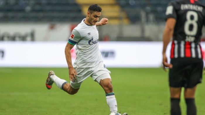 Bek tengah asal Schalke 04 Ozan Kabak yang kini dipinjamkan ke Liverpool.