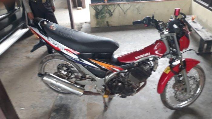 Hadi dan barang bukti sepeda motor milik korban diamankan di Mapolsek Seputih Mataram.
