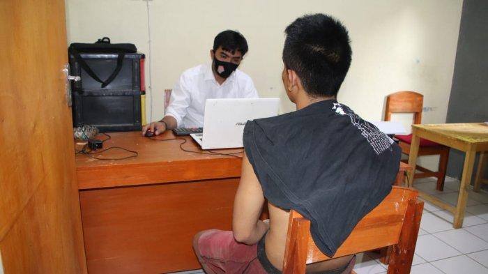 Penyidik Polres Pringsewu menginterogasi pelaku curanmor, Senin (26/4/2021).