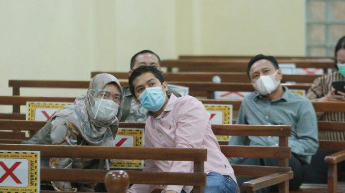 Wakil Gubernur Lampung Chusnunia Chalim hadir dalam sidang perkara dugaan suap gratifikasi dengan terdakwa eks Bupati Lampung Tengah Mustafa di Pengadilan Negeri Tanjungkarang, Bandar Lampung, Kamis (4/3/2021). Ia didampingi oleh sang suami, Erry Ayudhiansyah.